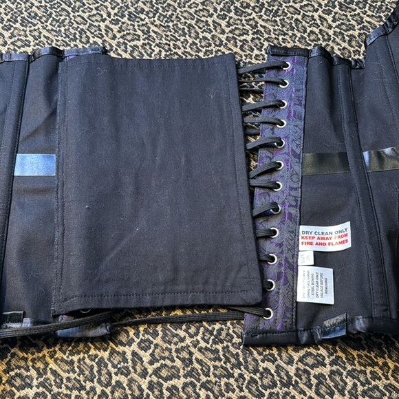 Black and Purple Lace Corset Size 26 - Picture 5 of 14